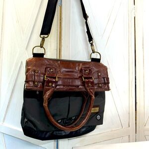 Casual shoulder bag that can be worn two different ways.